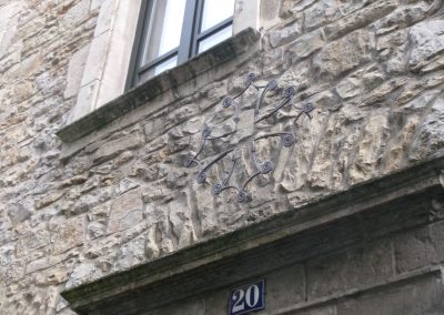 Forge Ferronnerie d'art Croix Occitane sur le bâtiment de l'IEO à Villefranche de rouergue