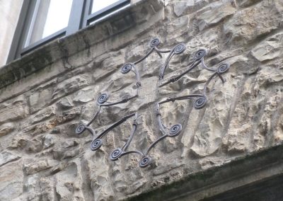 Forge Ferronnerie d'art Croix Occitane sur le bâtiment de l'IEO à Villefranche de rouergue - Vincent Llado